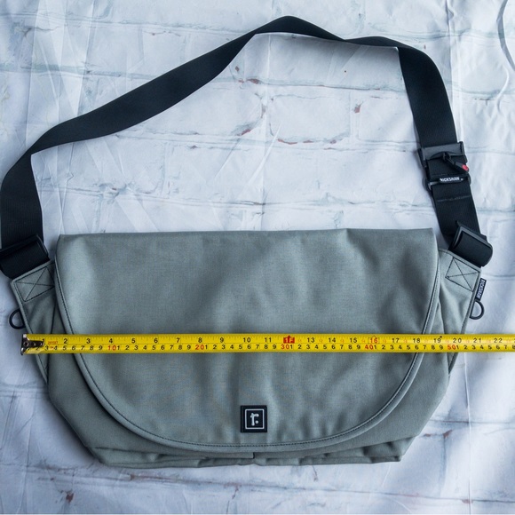 Rickshaw Large Zero Messenger Bag - Grey with Blue Inside - Picture 15 of 16